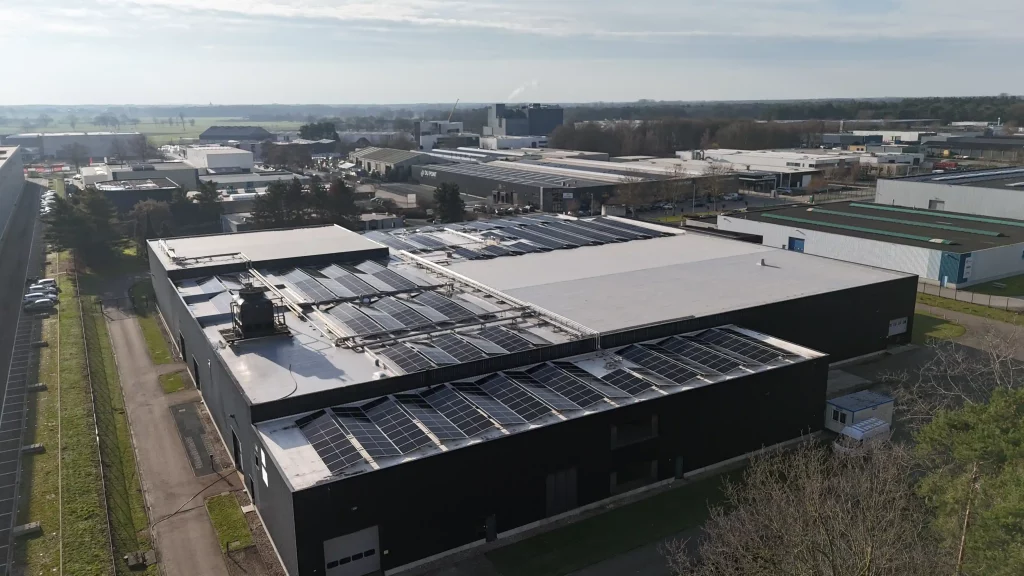 Imagen de dron de una instalación fotovoltaica comercial en Grobbendonk con 736 paneles solares AIKO Solar de 650 Wp, que suman 478,4 kWp