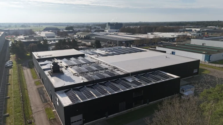 Dronebeeld van een commerciële PV-installatie in Grobbendonk met 736 AIKO Solar zonnepanelen van 650 Wp, goed voor 478,4 kWp