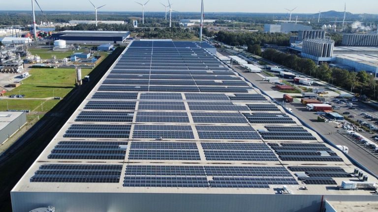 Industriële zonnepanelen dakopstelling 9,35 MWp in Tessenderlo. 16.784 panelen goed voor 7,89 GWh per jaar