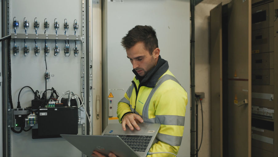 Ministry of Solar technieker configureert energiemanagementsysteem bij
elektrische installatie