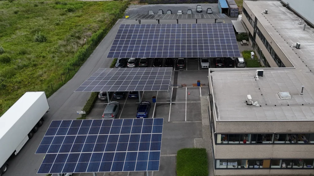 Luchtfoto solar carport 195 kWp Gent met meerdere carport-eenheden op bedrijfsparking