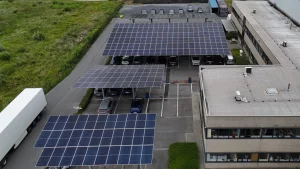 Luchtfoto solar carport 195 kWp Gent met meerdere carport-eenheden op bedrijfsparking